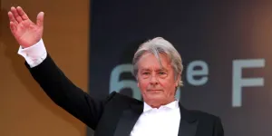 Alain Delon photographié avec "un jeune prostitué" ? Ambiance ultra tendue sur un célèbre plateau télé après les révélations