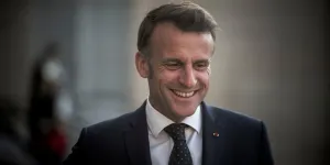 Macron s'inquiète des propagandes étrangères en France… et décide de se confier au JDNews