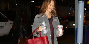 Katie Holmes prouve que la jupe en soie bordeaux est l’atout chic de l’hiver