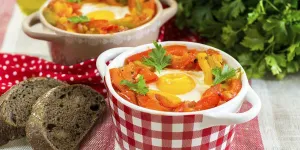 Voici la recette de la piperade basque, ce plat parfait pour l’été qui accompagne à merveille n’importe quel plat