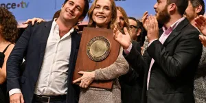 Isabelle Huppert entourée par son mari Ronald Chammah et leurs fils lors d’une soirée inoubliable à Lyon