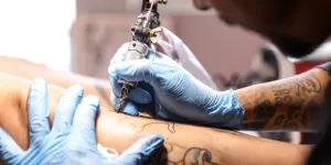 "J'ai deux rendez-vous par semaine" : le tatouage, un artisanat devenu une jungle