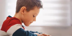 Devoirs : comment aider mon enfant à apprendre sa poésie ? Les astuces à tester