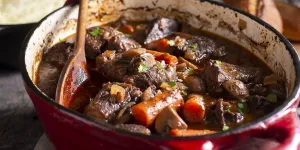 Plat mijoté : la recette du paleron de bœuf confit à la bourguignonne, pour changer du classique bœuf bourguignon