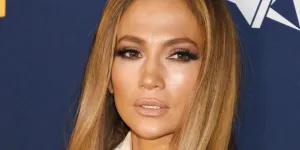 Sur le tapis rouge, Jennifer Lopez s’approprie la coiffure signature de Brigitte Bardot