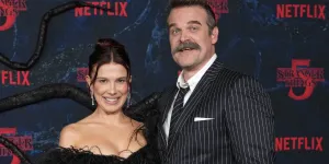 Stranger Things : Après les accusations de harcèlement, Millie Bobby Brown et David Harbour apparaissent tout sourire ensemble sur le tapis rouge