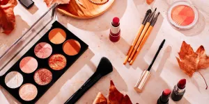 Rouge nude, vernis cosmique… Les 7 tendances maquillage de l’automne 2024