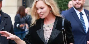 Fashion Week de Paris : Kate Moss dévoile comment continuer à porter l’imprimé fleuri en automne