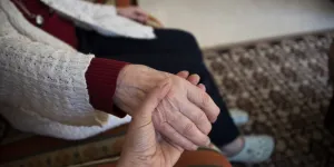 "Elle était malade donc il a abrégé ses souffrances" : les violences faites aux femmes âgées, un étrange tabou