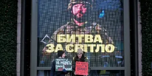 Ukraine : le régiment Azov, de "néonazis" à "martyrs" stars sur YouTube