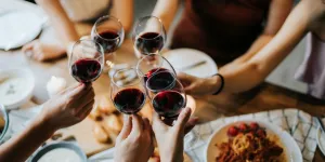 Fêtes sans alcool : pourquoi choisir du vin désalcoolisé ?