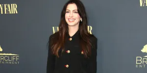 Anne Hathaway fait sensation en s’inspirant de l’uniforme de marin, tendance de cet automne 2024