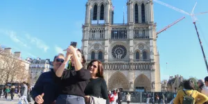 Accès payant, polémiques à gauche, emblème de Macron : Notre-Dame revient... en icône politique