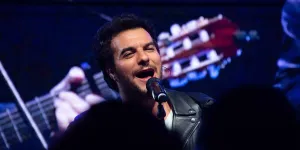 "Les médecins l’interdisent formellement", Amir annonce à son public l’annulation d’un concert en dernière minute