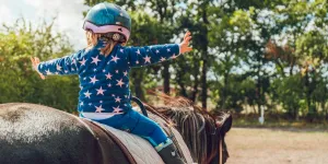 Avez-vous pensé à l’équitation pour la rentrée ? Budget, inconvénients et avantages… On vous dit tout !