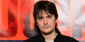 “Ça m’empêche de dormir la nuit” : Alain-Fabien Delon explique pourquoi il attaque en justice sa soeur Anouchka