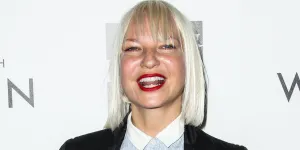 La chanteuse Sia divorce et son mari lui demande une pension alimentaire à six chiffres pour maintenir “un style de vie luxuriant”
