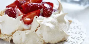 Le chef François Perret, à la tête de « la meilleure pâtisserie du monde », partage sa recette de pavlova à 4 ingrédients, « parfaite pour l’été »