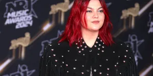 Veste à franges et micro short, Louane adopte la tendance western avec brio aux NRJ Music Awards