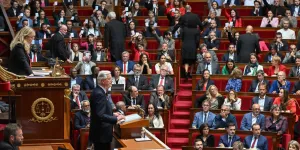 Hurlements et commentaires lourdingues : durant le discours de Barnier, LFI persiste... dans la bordélisation