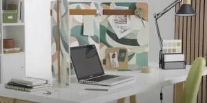 DIY : voici comment créer un paravent de bureau avec rangements pour gagner en tranquillité