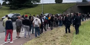 "Ce sont les flics qui font les blocages" : à Brétigny-sur-Orge, "Bloquons tout" et syndicalistes à l’assaut de l’entrepôt Amazon