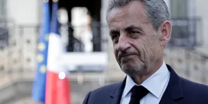 Les indiscrétions de "Marianne" : la charge contre Macron d'un Sarkozy qui "ne digère pas la perte de sa Légion d'honneur"