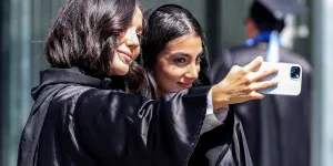 De la peur à la liberté : les Iraniennes tombent le voile, trois ans après la mort de Mahsa Amini