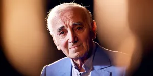 Charles Aznavour : ce fait divers français qui a inspiré sa chanson « Mourir d’aimer »