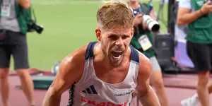 À ses côtés sur le tartan : Aude Clavier, la femme qui accompagne Jimmy Gressier