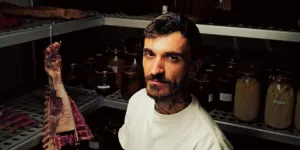 On a testé les huîtres au Red Bull du chef Guillaume Sanchez qui affole la toile… et on n’était pas prêts !