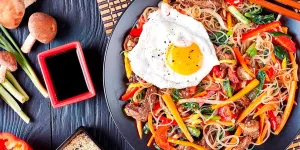 Recette : japchae composé de nouilles à la viande et aux légumes