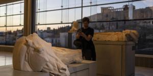 Le Vatican restitue à la Grèce des fragments de sculptures du Parthénon