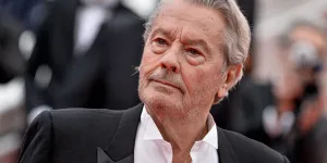 Alain Delon : nouveaux témoignages sur sa "bisexualité", un célèbre biographe publie "tout"