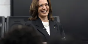 Le tournant "post-woke" de Kamala Harris et du parti démocrate, entre stratégie et conviction