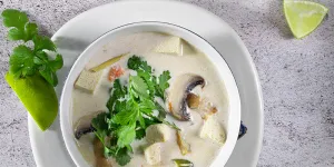 Soupe thaï au lait de coco et au citron vert (végétarien, vegan)
