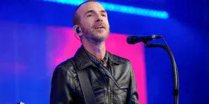 "Je suis désolé" : Calogero s'excuse après un gros couac en plein direct sur France 5