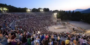 "On va en famille voir les grandes tragédies" : le festival d'Épidaure, un serment d'Europe sous le ciel grec