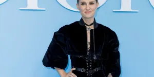 En mini jupe et bottes motardes, Natalie Portman fait sensation dans un look plus rock que jamais