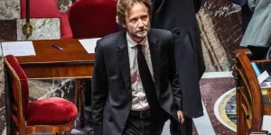 "Mélenchon se frotte les mains, il n’a qu’à attendre" : le PS est-il tombé dans un piège avec la non-censure ?