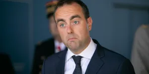 Les indiscrétions de "Marianne" : quand un sénateur convoque Raymond Devos pour railler Sébastien Lecornu