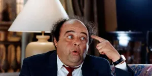 Le flatter pour le mener à la faute, monter les autres contre lui... Comment gérer un con ?