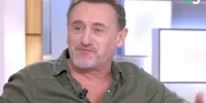 "Il paraît que t'es mort" : Jean-Paul Rouve, très ému, rend hommage à son ami Michel Blanc (VIDEO)