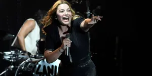 "Elle n’a qu’à faire son spectacle à la Foire du Trône" : Santa, un célèbre humoriste français l'atomise