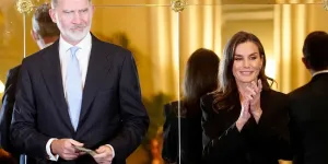 Letizia d’Espagne a trouvé le tailleur idéal pour les fêtes de fin d’année et il est signé Mango