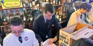 "Si c'est le résultat..." : au Harry's bar à Paris, les Américains ont déjà choisi entre Trump et Harris