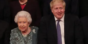 Mort d’Elizabeth II : Boris Johnson affirme que la reine souffrait “d'une forme de cancer des os”