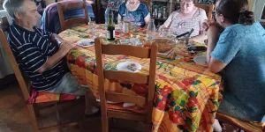 "Ma génération est la première qui vivra moins bien que celle de ses parents" : on s'est incrusté à un repas de famille