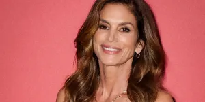 En nuisette, Cindy Crawford pose sans maquillage et envoûte la Toile