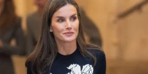 Letizia d’Espagne porte la robe en maille idéale pour un look chic cet automne-hiver